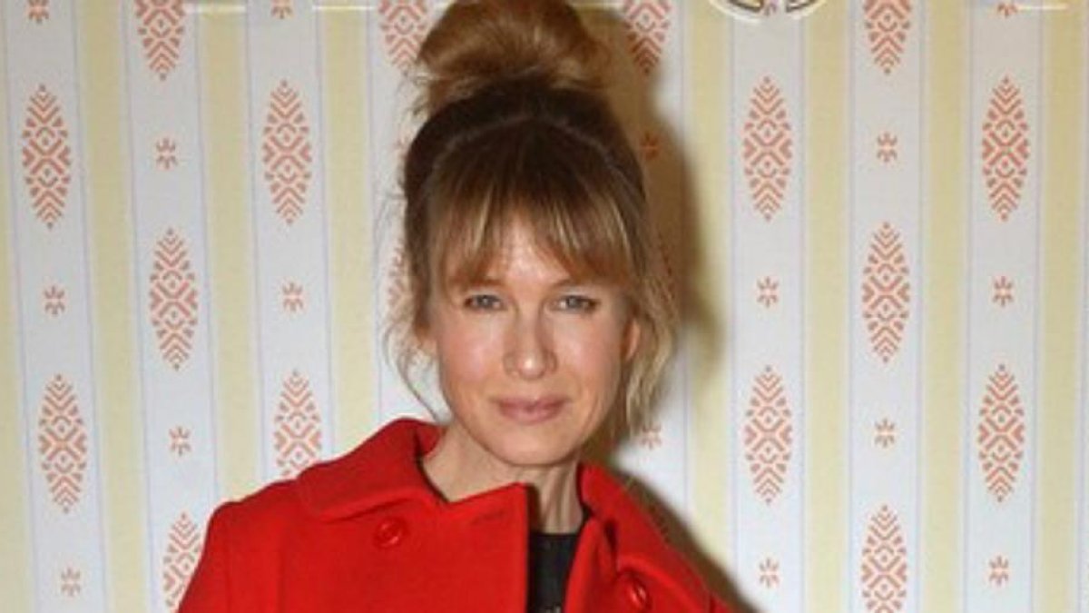 Renée Zellweger asistió al desfile de Miu Miu de la París Fashion Week, en marzo del 2015.-