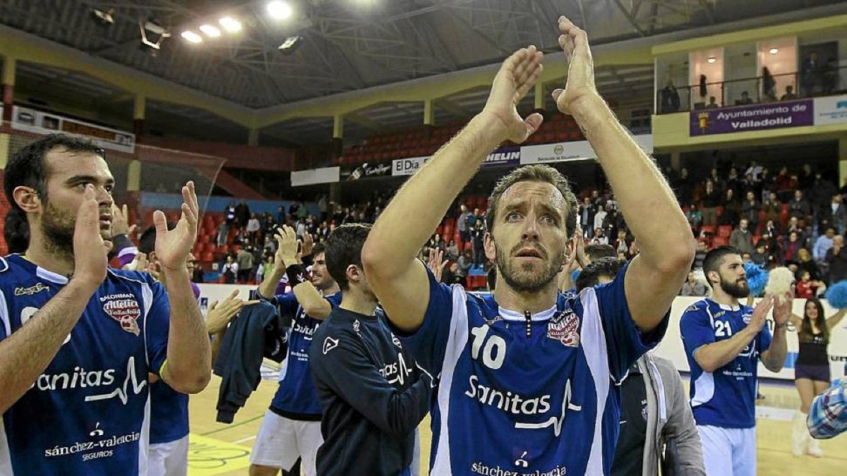 Fernando Hernández aplaude a la afición de Huerta del Rey tras un partido de la temporada regular.-J.M. Lostau
