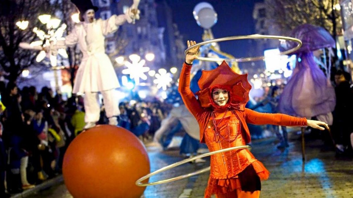 Prestidigitadores recorren las calles durante un desfile nocturno en una pasada edición del carnaval.-EL MUNDO