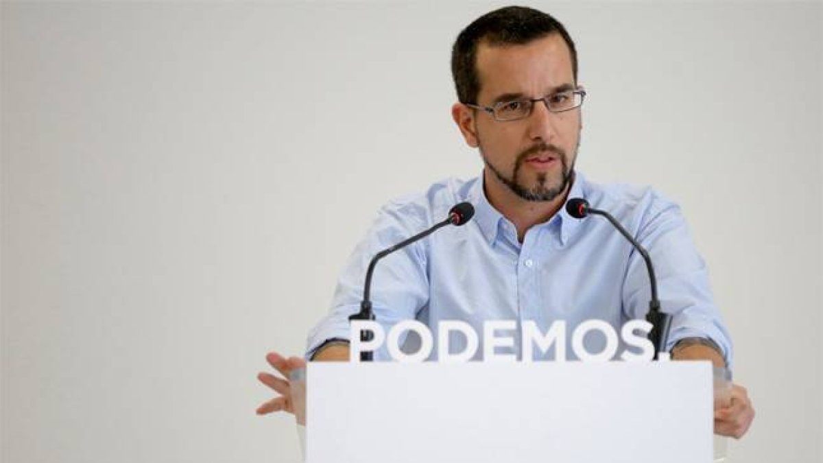 El secretario de de organizacion de Podemos, Sergio Pascual, durante la rueda de prensa que ha ofrecido este lunes.-Foto: JOSE LUIS ROCA