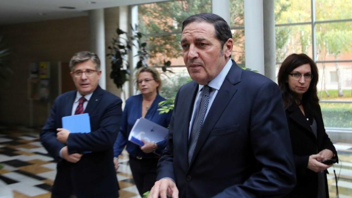 El consejero de Sanidad, Antonio Sáez, comparece ante los medios tras la Mesa Sectorial para explicar los oferta pública de empleo 2015-2016-Ical