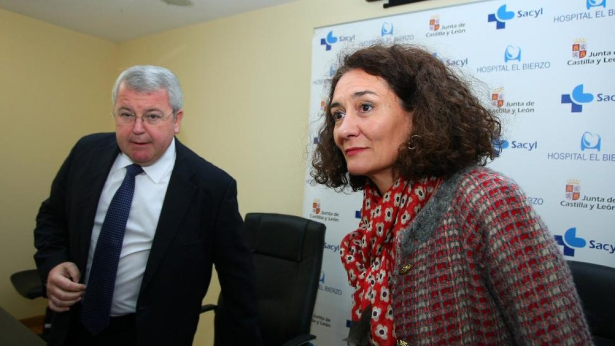La alcaldesa de Ponferrada, Gloria Fernández Merayo, junto al gerente del Hospital del Bierzo, Alfonso Rodríguez-Hevia, durante su comparecencia después de la reunión de trabajo mantenida esta mañana.-ICAL