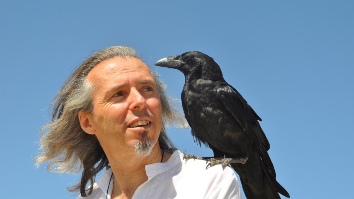Los animales forman parte del entorno del balneario. Antonio Acha, junto a su cuervo Choco, en la localidad sayaguesa y zamorana de Almeida, donde se encuentra su balneario La Dama Verde.-ARGI