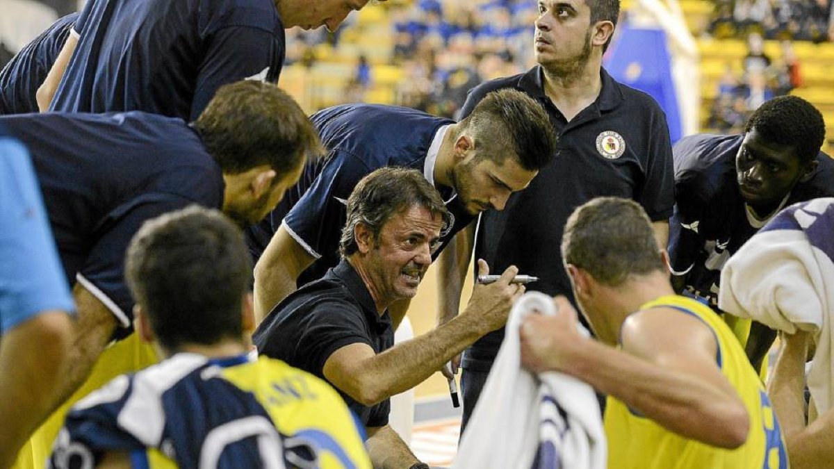 Porfi Fisac da instrucciones a sus jugadores durante un tiempo muerto-El Mundo