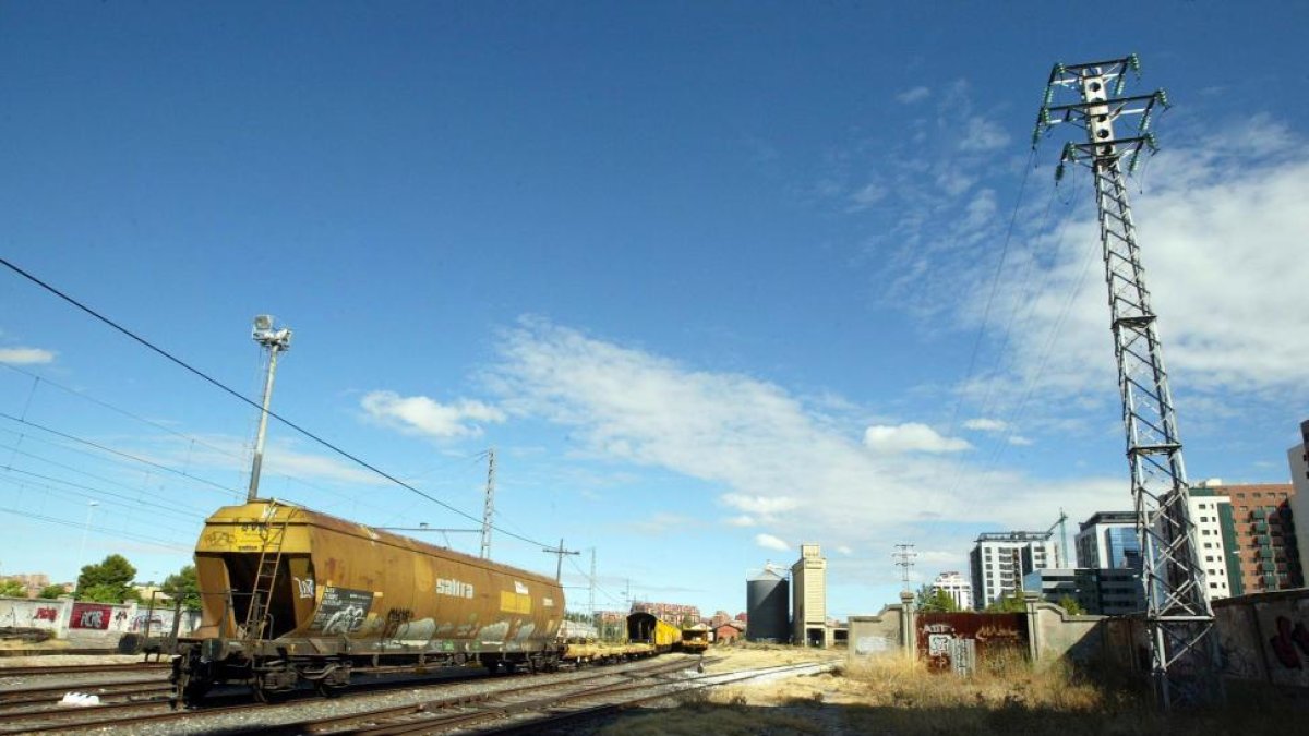 Vías de tren a su paso por Valladolid.-ICAL