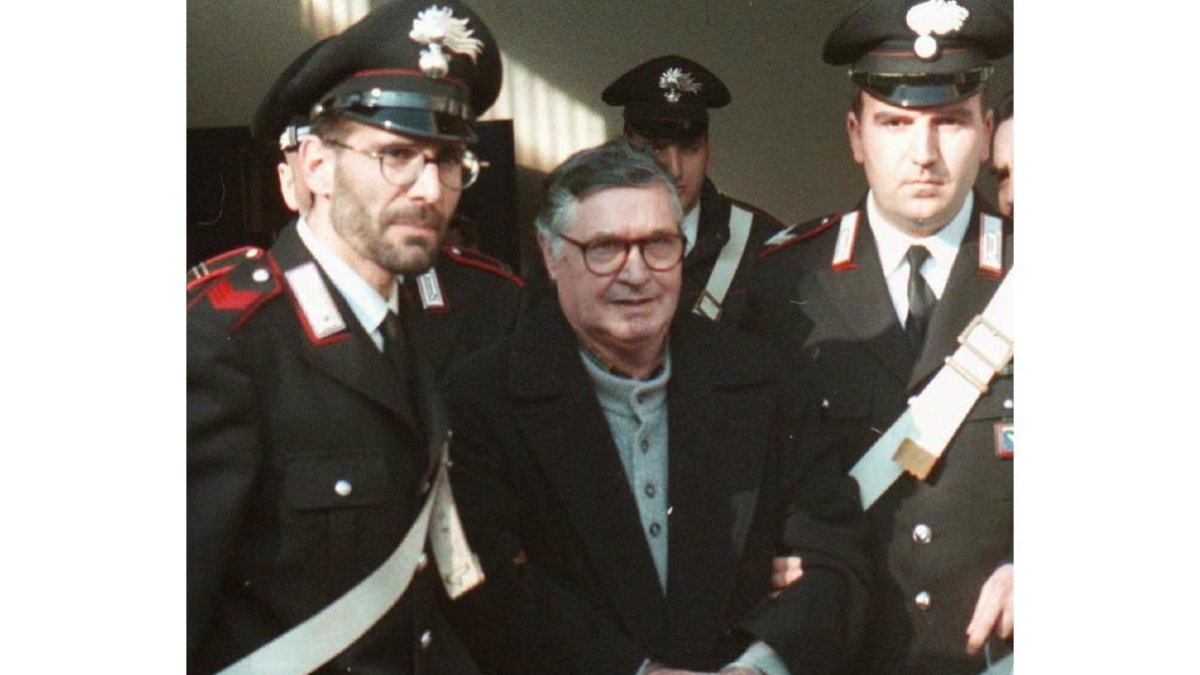 Totó Riina, escoltado por la policía, en una imagen de 1996.-/ GIANNI SCHICCHI (AP)