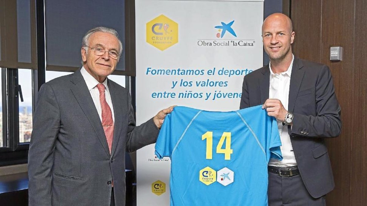 Isidro Fainé, presidente de la Fundación ‘la Caixa’, y Jordi Cruyff.-E. M.