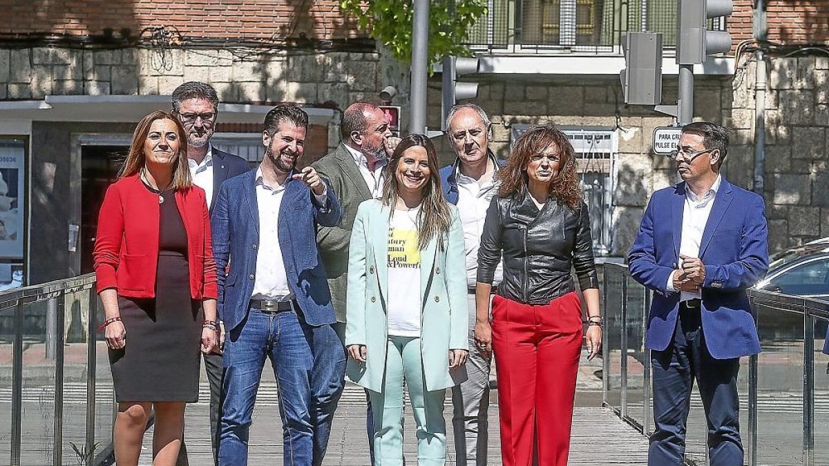 Luis Tudanca, con los cabezas de lista a las Cortes de Castilla y León.-ICAL