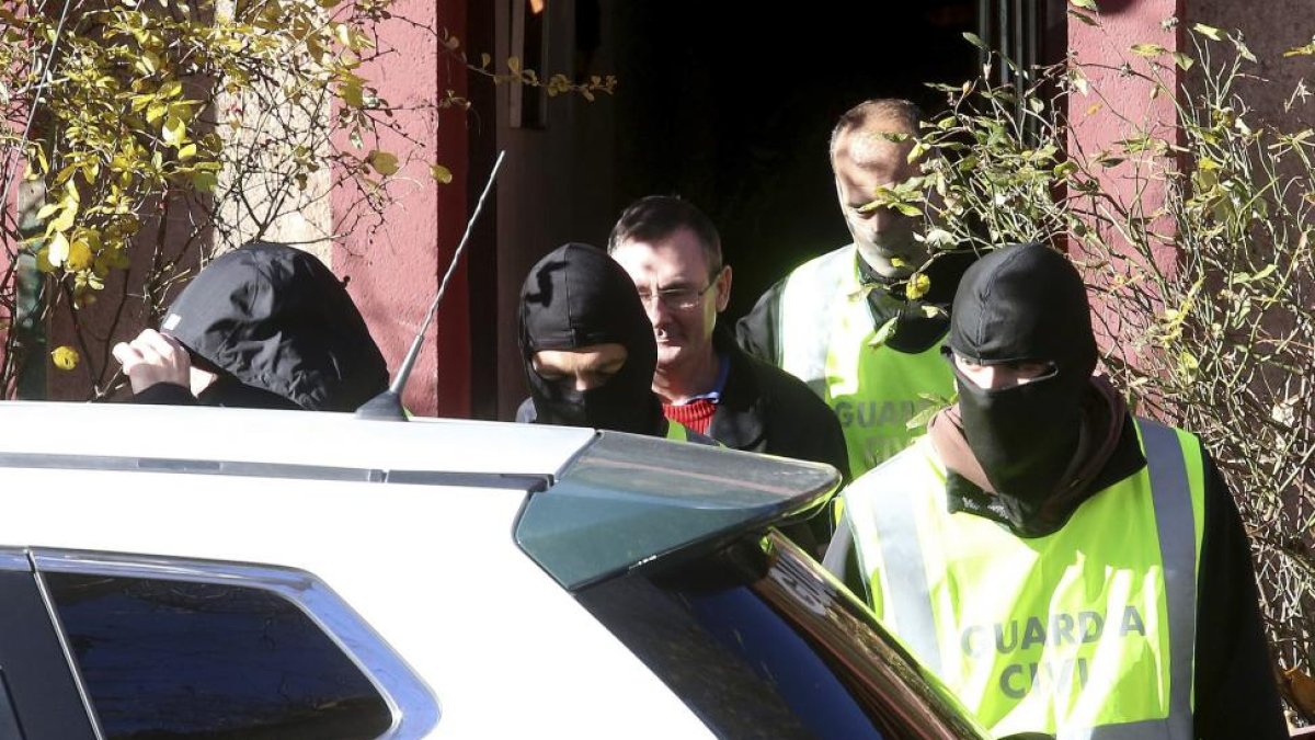 Daniel Fernández Aceña, escoltado por agentes de la Guardia Civil, en Segovia.-ICAL