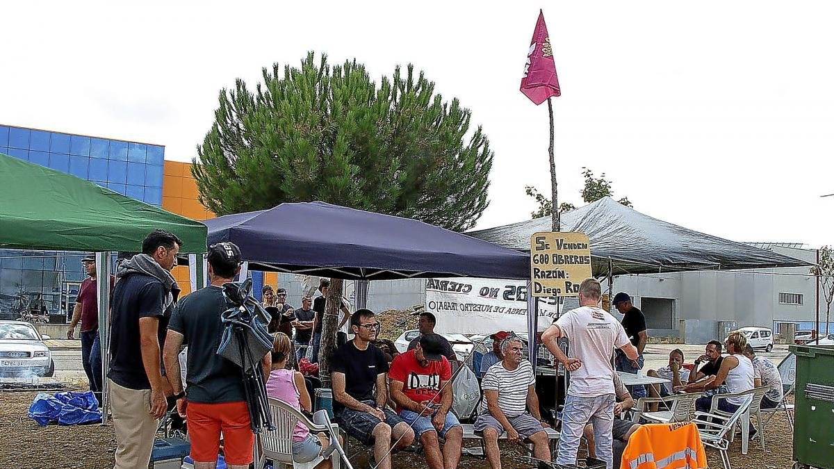 Varios trabajadores de Vestas, en el campamento frente a la planta.-ICAL