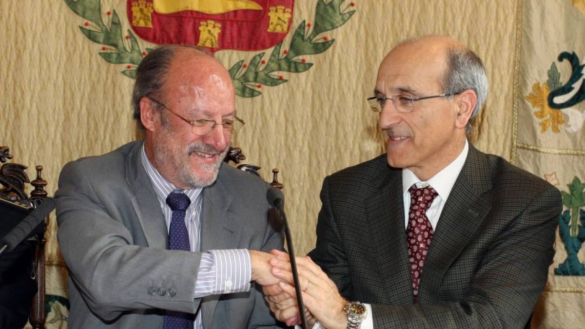 El alcalde de Valladolid, Francisco Javier León de la Riva, y el director de la fábrica de Michelín en la capital, Mariano Arconada, firman un convenio en materia de seguridad vial-Ical