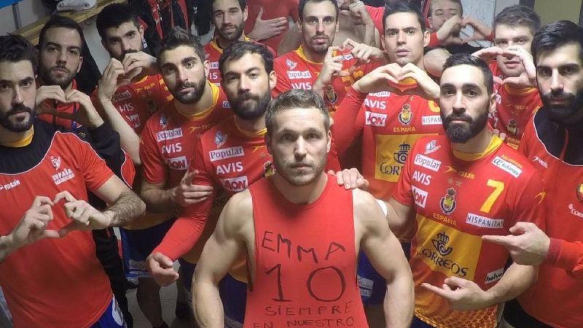 Víctor Tomás, junto a sus compañeros, rindiendo homenaje a la joven fallecida.-TWITTER