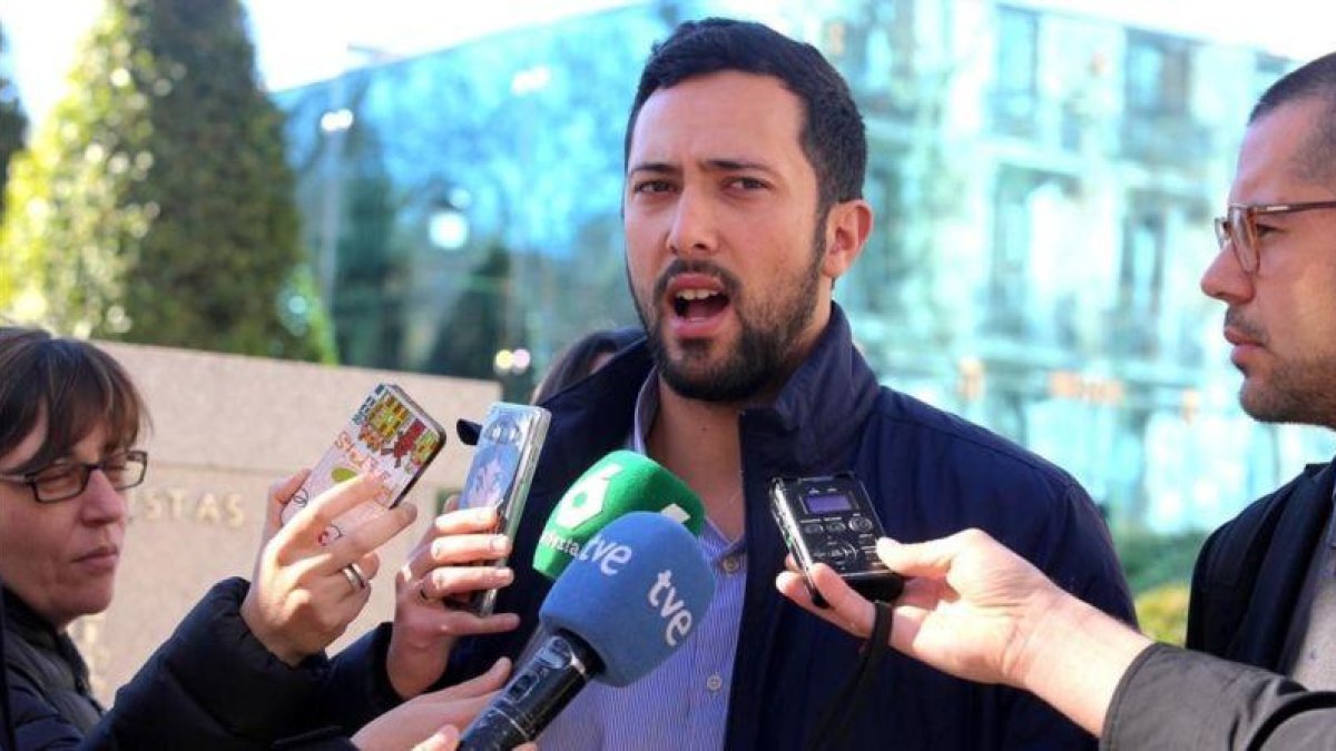 Josep Miguel Arenas, el rapero Valtonyc, atiende a los medios tras ser juzgado por enaltecimiento del terrorismo e injurias a la Corona en la Audiencia Nacional.-JUAN MANUEL PRATS
