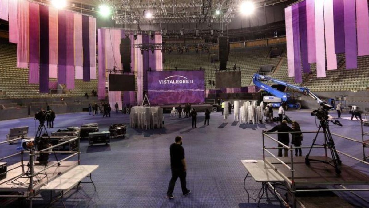 El pabellón de Vistalegre (Madrid) en pleno montaje, este viernes, para la segunda asamblea ciudadana de Podemos.-JUAN MANUEL PRATS