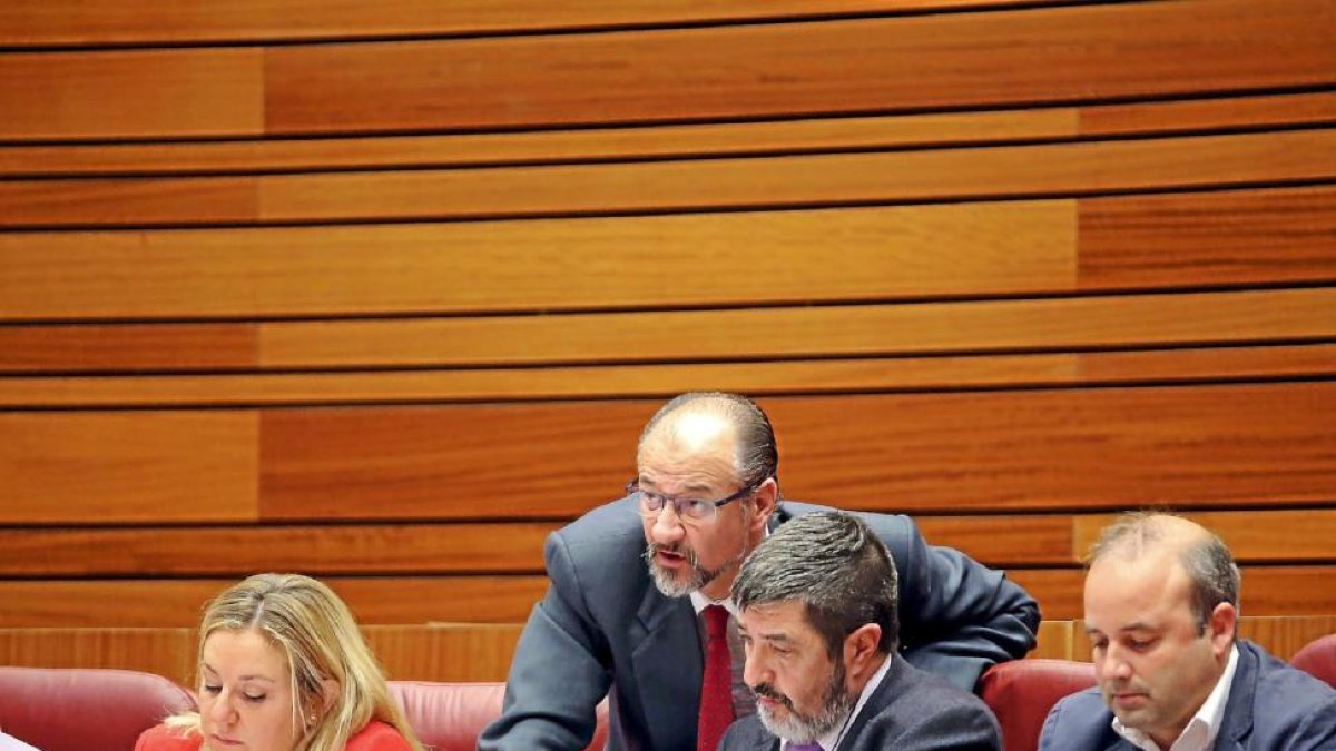 Luis Fuentes conversa en una sesión de Cortes con Manuel Mitadiel.-ICAL