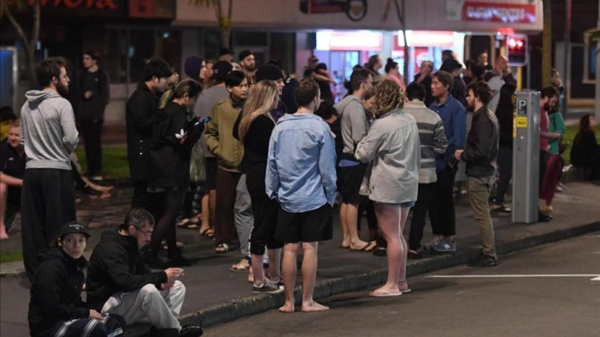 Vecinos de Wellington evaduados de sus viviendas tras el seísmo.-ROSS SETFORD