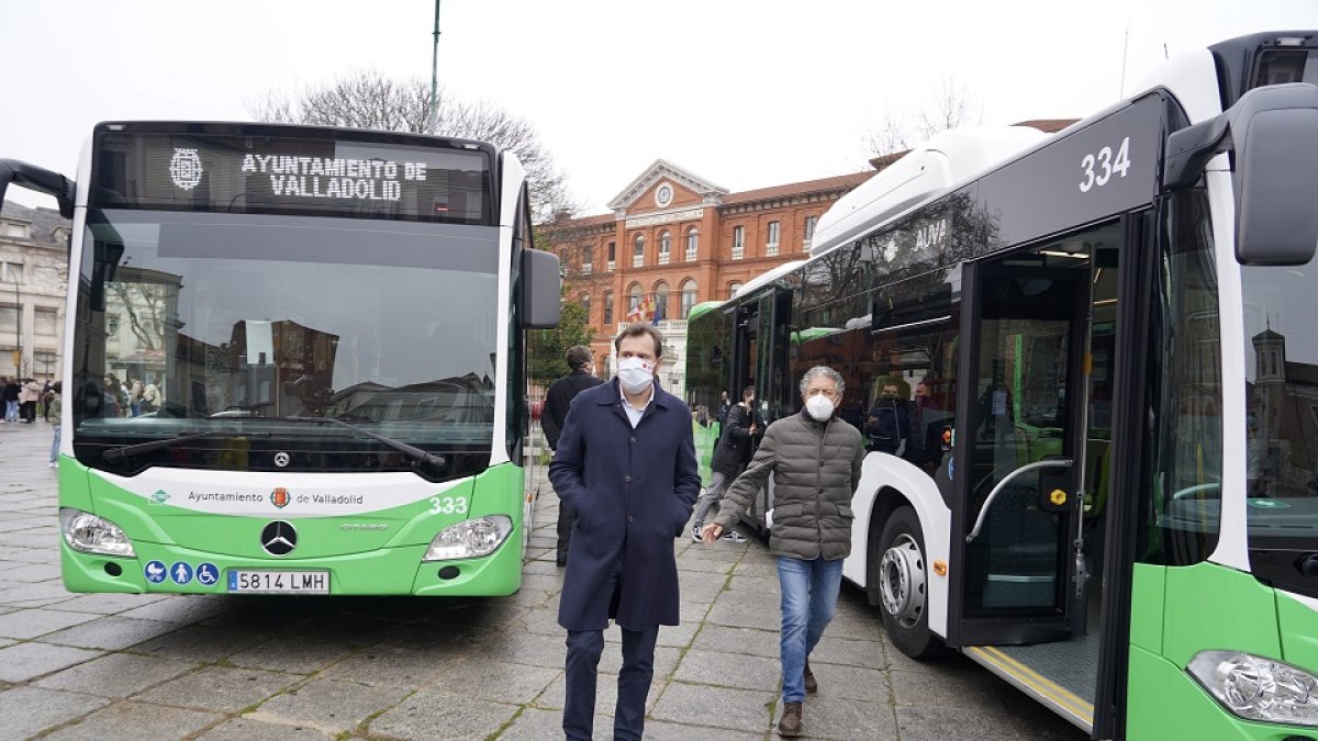 El alcalde de Valladolid, Óscar Puente, y el concejal de Movilidad y Espacio Urbano, Luis Vélez, presentan los nuevos autobuses que se incorporan a la flota de Auvasa. - ICAL