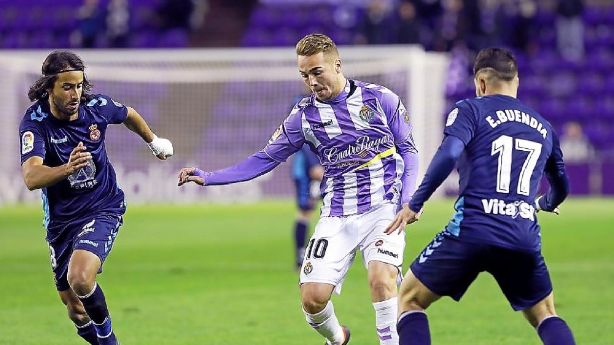 Ontiveros conduce el cuero el día de su debut, frente a la Cultural Leonesa.-J.M. LOSTAU