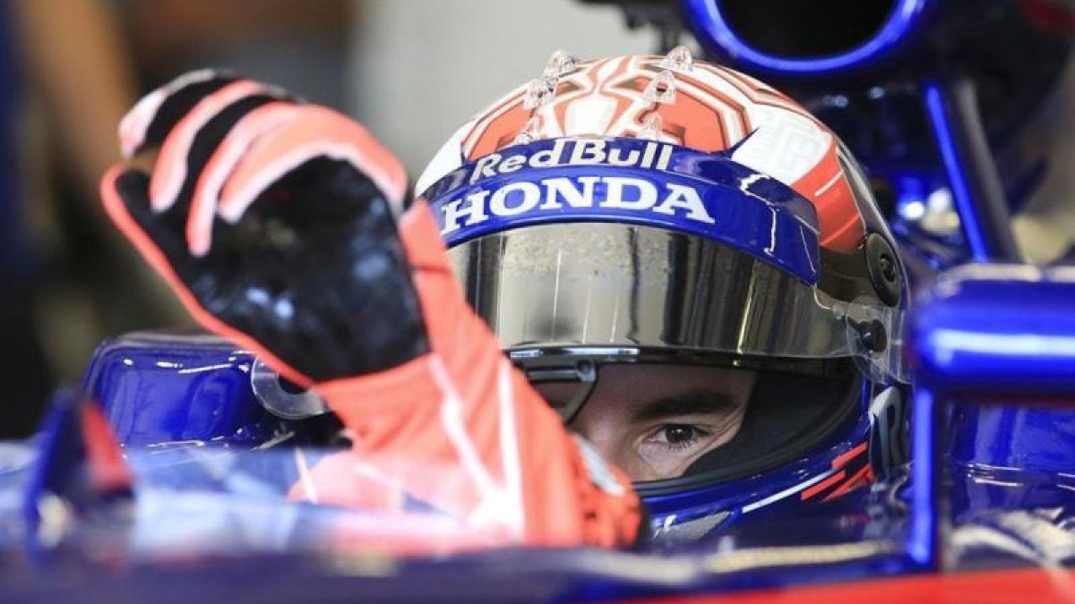 Marc Márquez se enfunda los guantes en el interior del Red Bull F-1, hoy, en Spielberg (Austria).-AFP / ERWIN SCHERIAU