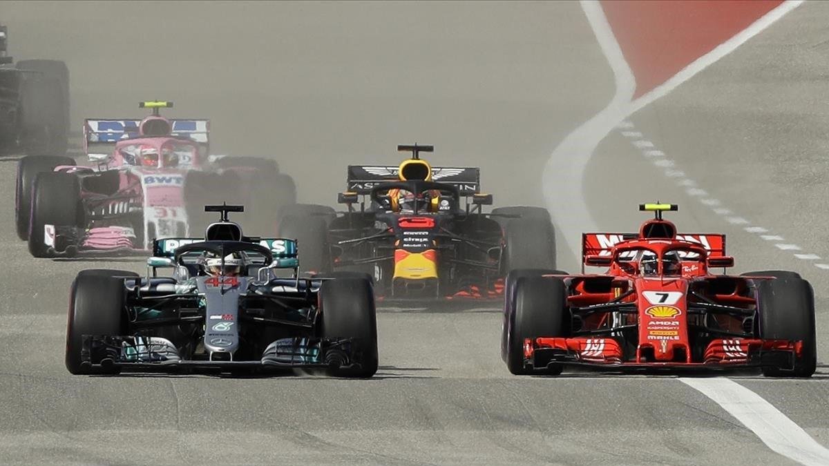 Instante en que Raikkonen adelanta con su Ferrari al Mercedes de Hamilton.-