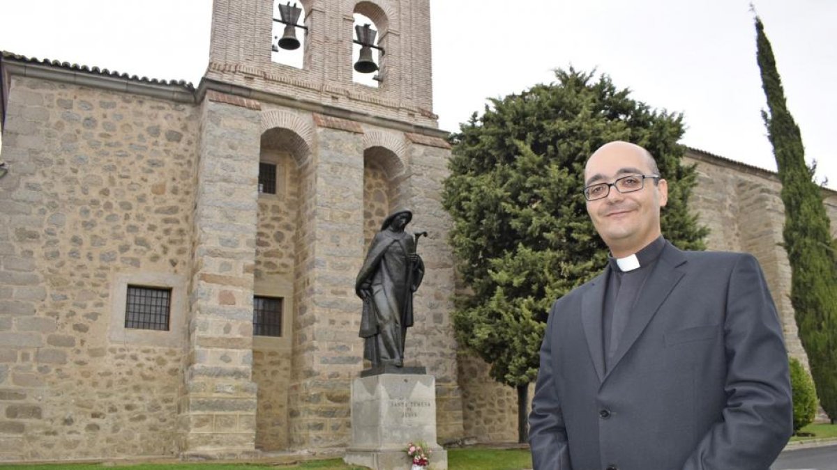 Jorge Zazo, ante la escultura de Teresa de Jesús, situada en el exterior del Monasterio de la Encarnación de Ávila, donde la Santa permaneció buena parte de su vida religiosa, y del que salió para desarrollar su reforma carmelita.-