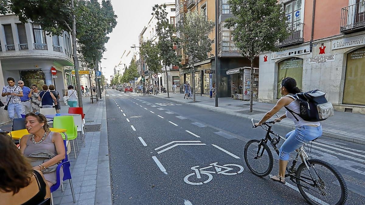 Una ciclista circula por el ciclocarril de Duque de la Victoria, en una imagen de archivo.-J. M. LOSTAU