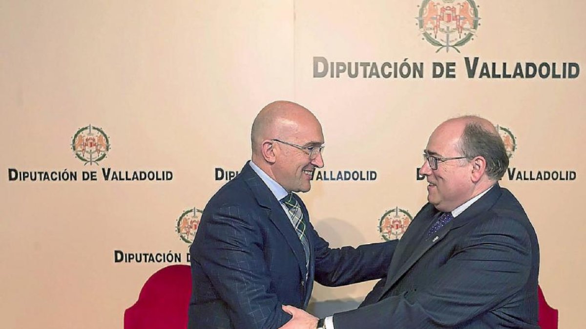Jesús Julio Carnero y Juan de Dios Jódar firman un acuerdo de colaboración para implantar la receta electrónica.-Ical