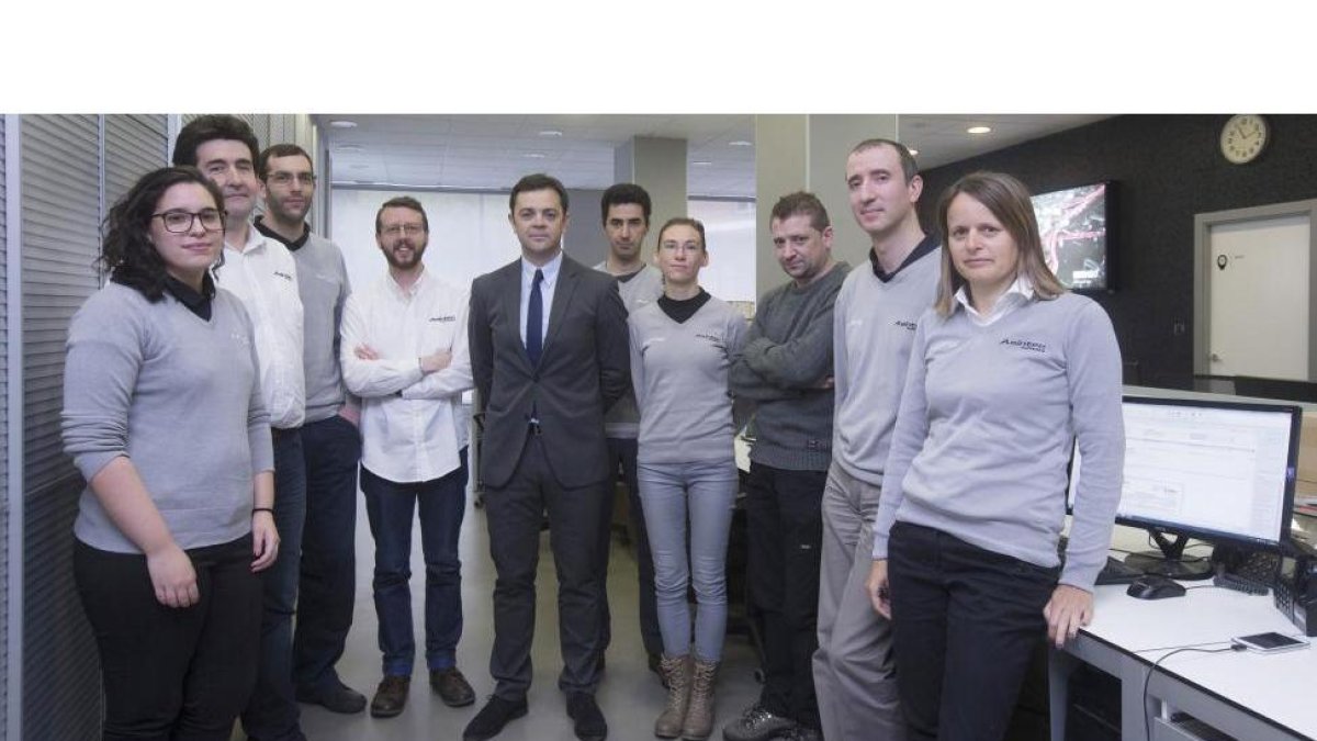Javier Casero, en el centro, con el equipo de trabajo que ha participado en la creación y desarrollo de CheckingPlan.-RAÚL OCHOA