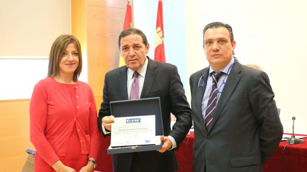 El consejero de Sanidad, Antonio María Sáez Aguado, recoge el premio Best in Class a la mejor gestión hospitalaria.-ICAL