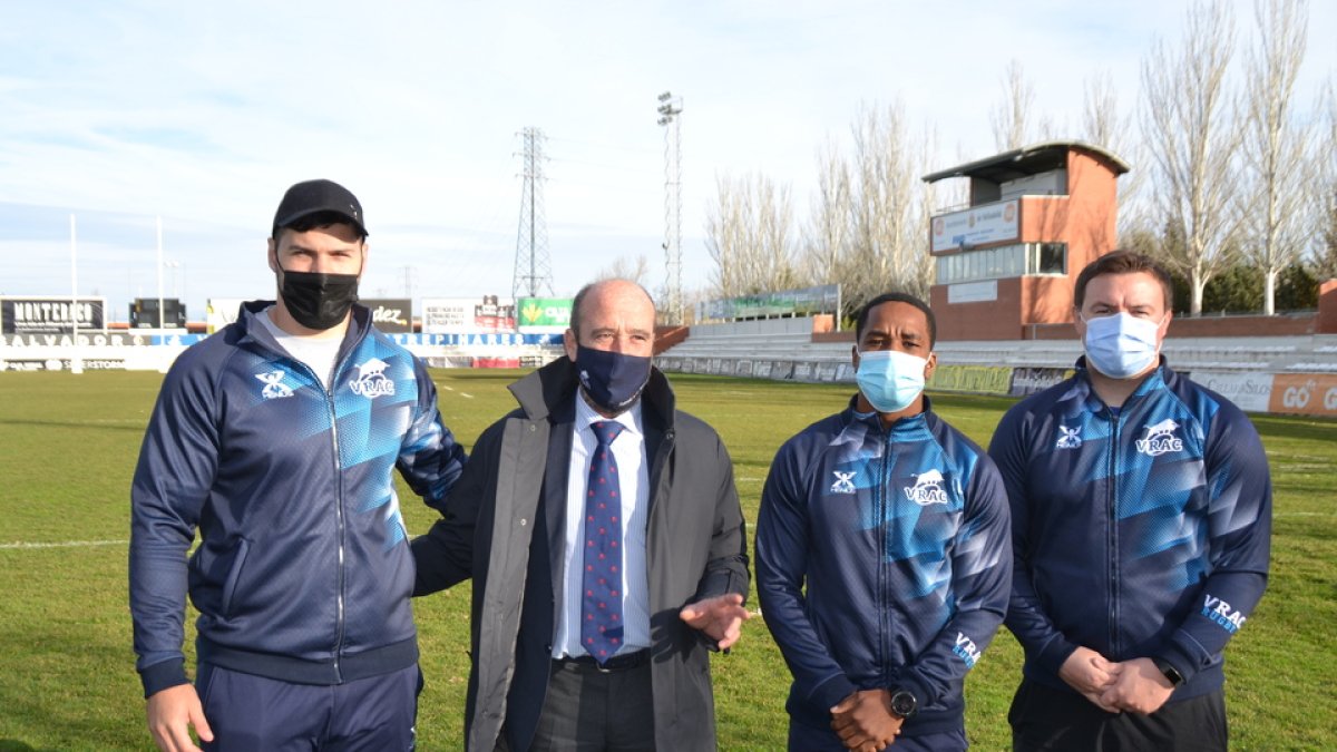 Los dos fichajes, Ewart Potgieter y Zee Mkhabela junto al presidente José María Valentín-Gamazo y el segundo entrenador Gareth Griffiths. / D.M.