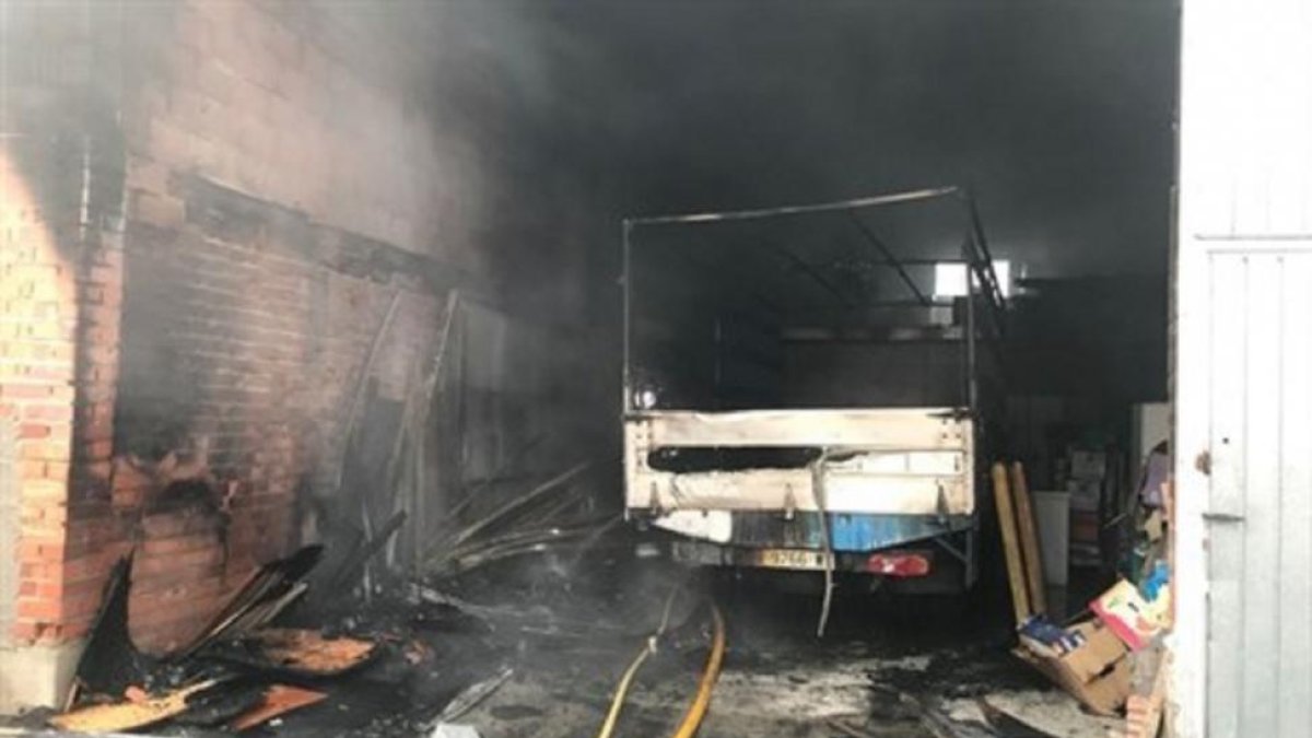 Incendio en una nave agrícola situada entre Villanubla y wamba.-EUROPA PRESS