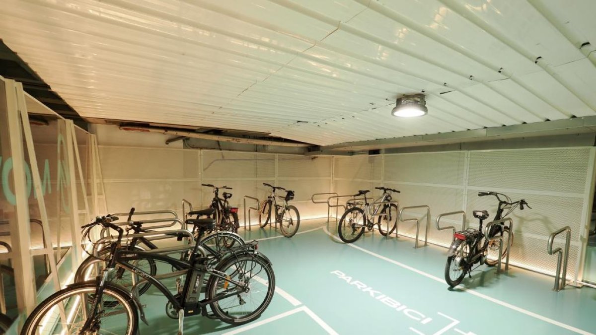 Nuevo aparcamiento de bicicletas en el estacionamiento de la plaza Mayor.- PHOTOGENIC