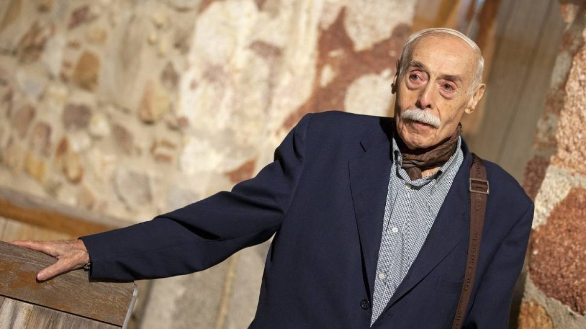 El último Premio Castilla y León de las Letras, el zamorano Jesús Hilario Tundidor, presenta el poemario 'Ávila para empezar' en el ciclo literario organizado por el Ayuntamiento de la capital abulense-Ical
