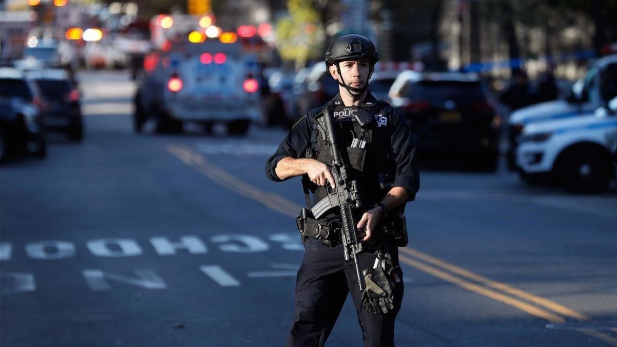 Un policía patrulla en una calle de Nueva York, en octubre del año pasado.-REUTERS / SHANNON STAPLETON