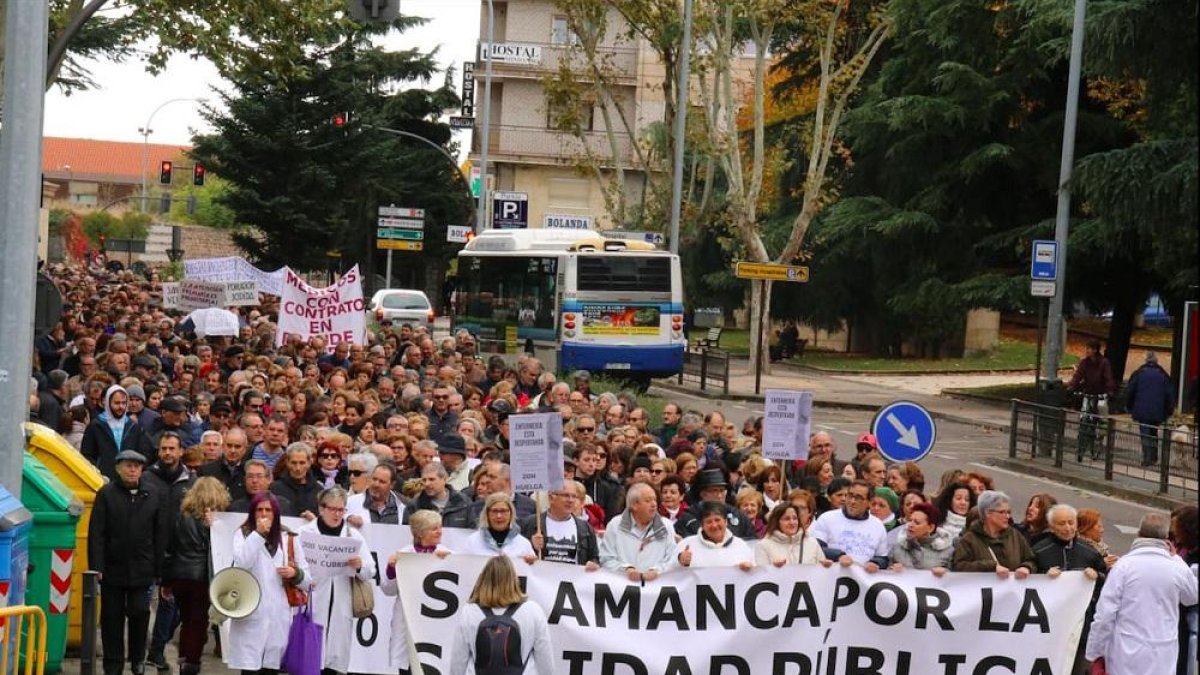 Imagen de la ‘Marea Blanca’ ayer por las calles de Salamanca.-ICAL