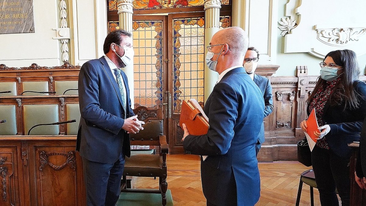 El alcalde, Óscar Puente, conversa con los tres concejales de Ciudadanos, que ayer respaldaron las cuentas de 2021. EL MUNDO
