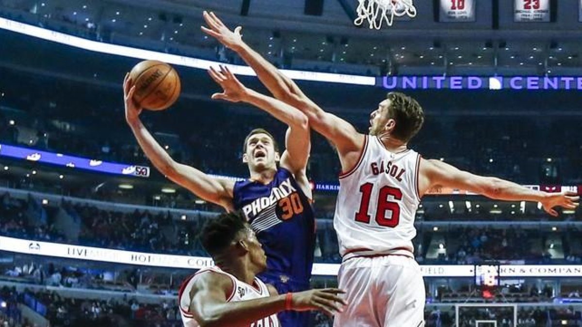 El jugador de los Bulls Pau Gasol intentando realizar un tapón en el duelo ante los Suns-
