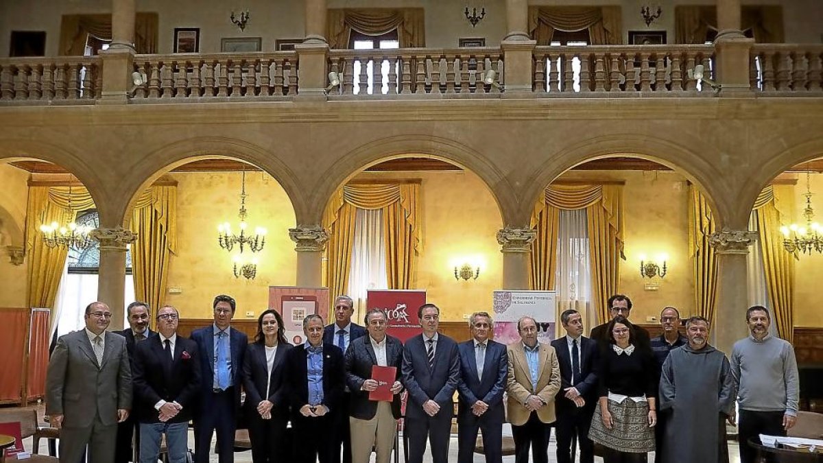 Germán Barrios, en elcentro, junto al resto de intervinientes en la jornada de la Universidad Pontificia de Salamanca.-ENRIQUE CARRASCAL
