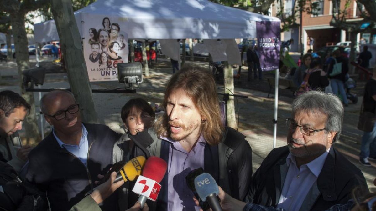 El secretario general de Podemos, Pablo Fernández, participa en el acto central de la camaña de Unidos Podemos en Ávila. (I a D) Carlos Martín, Miriam Martín, Pablo Fernández y José María González.-ICAL