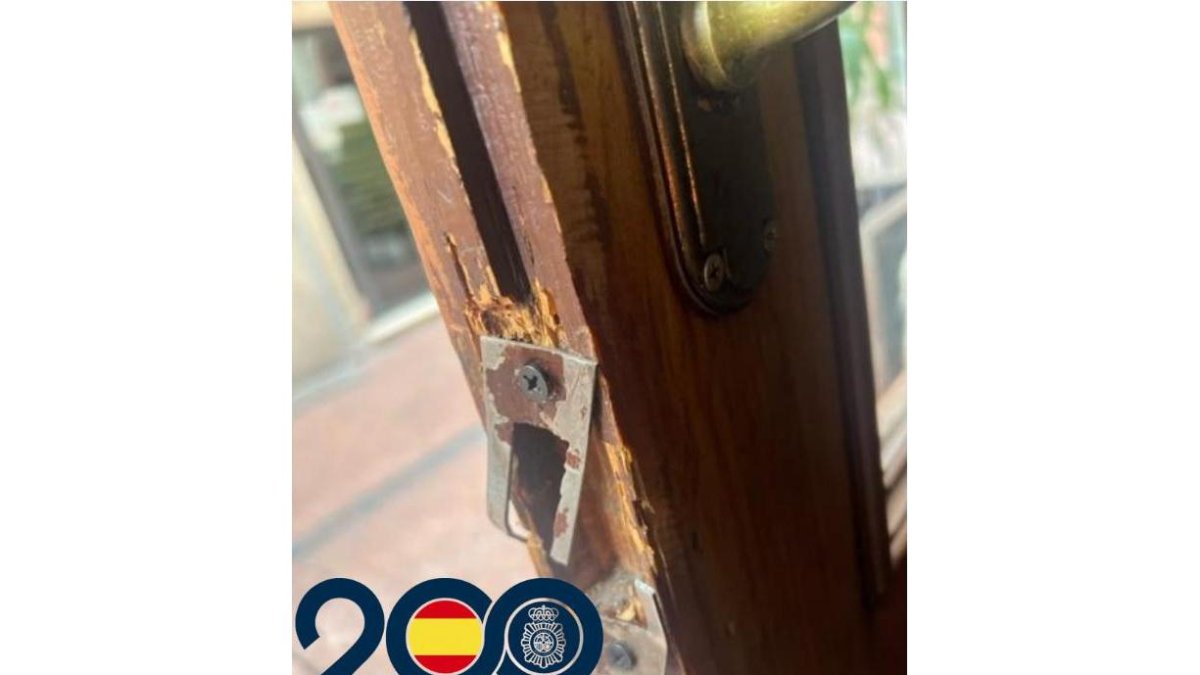 Estado en el que quedó la puerta forzada por el extrabajador. E.M.