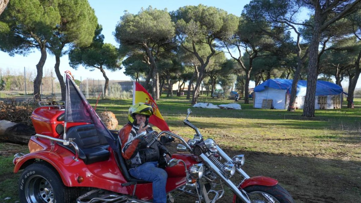 Poco importa si llueve, hace frío o haya niebla, como un combinado de estos tres factores, si vas a bordo de una moto de tres ruedas con el sobrenombre de 'Dimaquineta'. El vehículo de <span style=