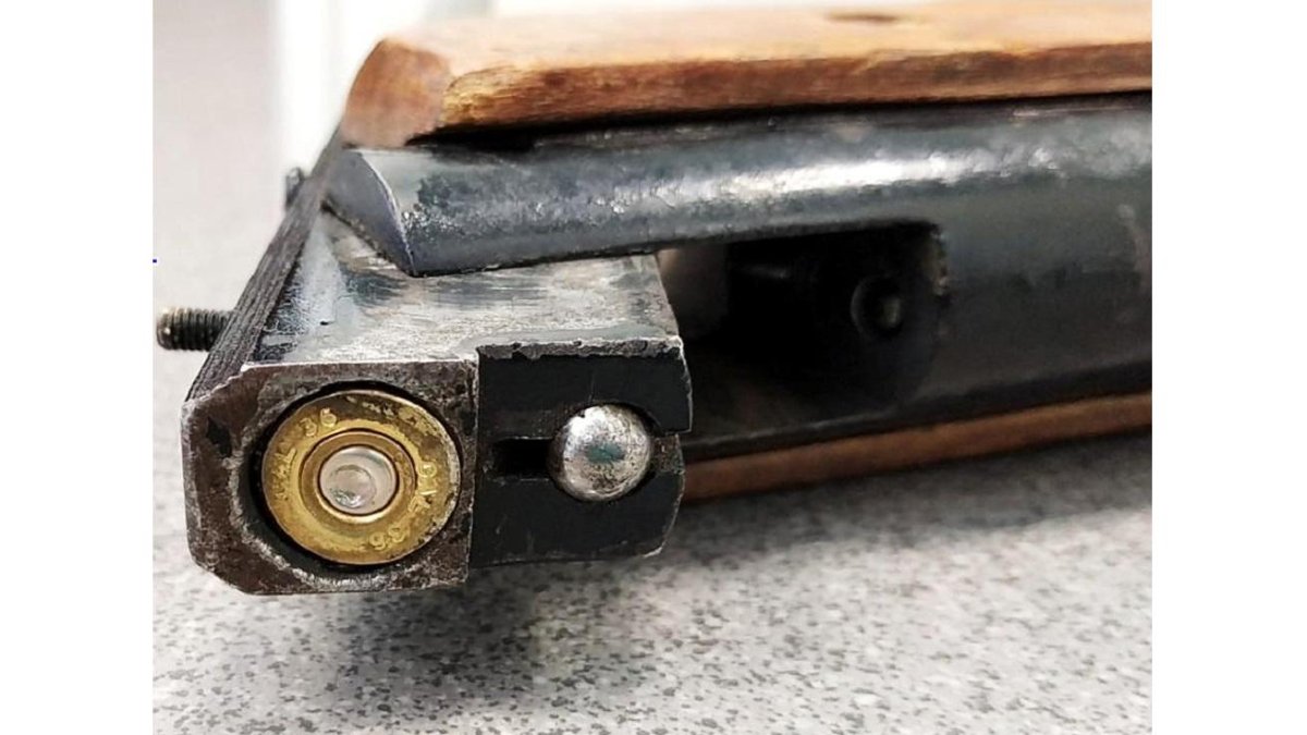 Carabina de aire comprimida modificada para disparar balas de 36 mm.-E. M.