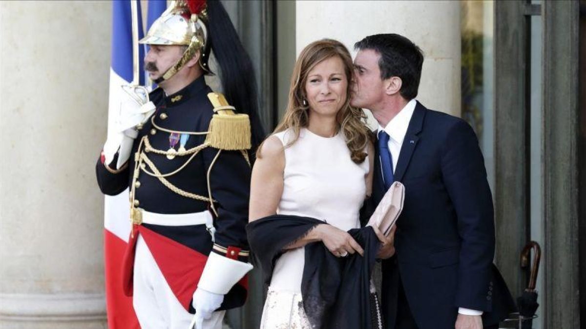 Manuel Valls y Anne Gravoin, en un acto oficial en el 2015.-ETIENNE LAURENT