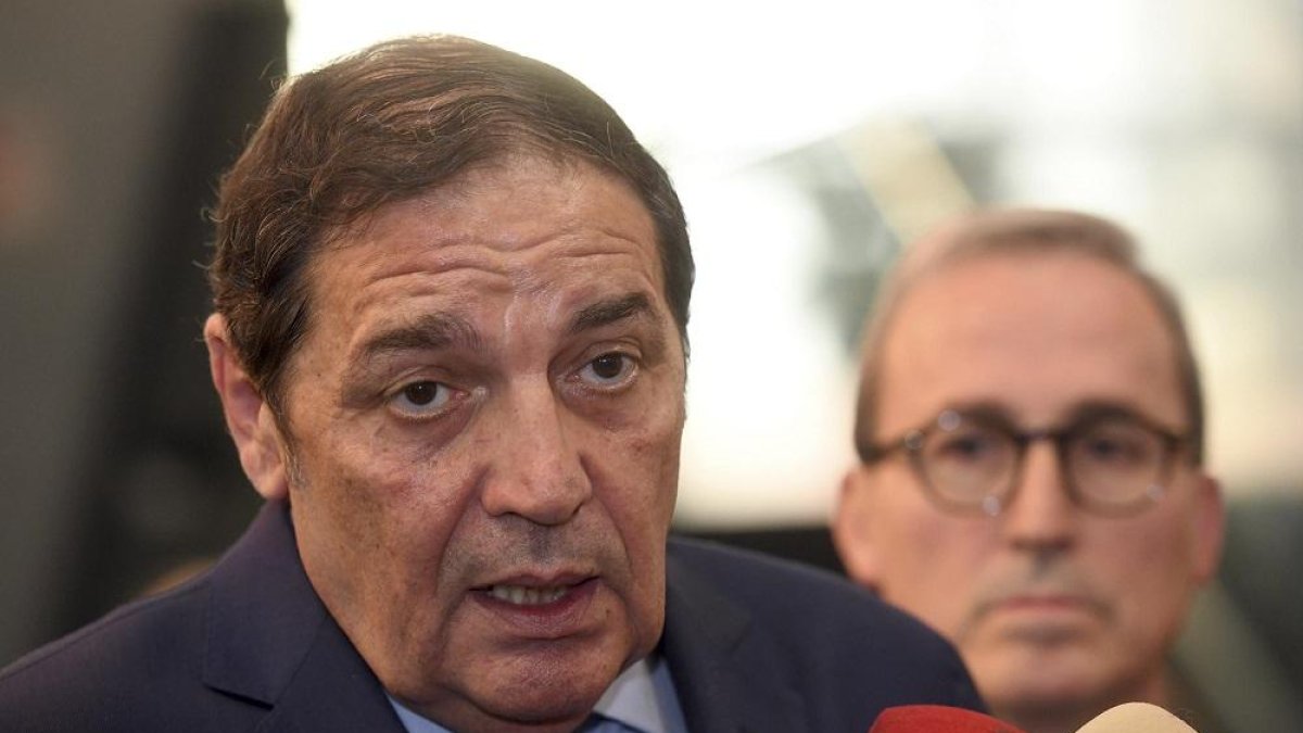 El consejero de Sanidad, Antonio María Sáez Aguado (I), acompañado por el nuevo gerente de Asistencia Primaria de Burgos, Santiago Rodríguez (D), asisten al Consejo Extraordinario de la Gerencia de Atención Primaria de Burgos-ICAL