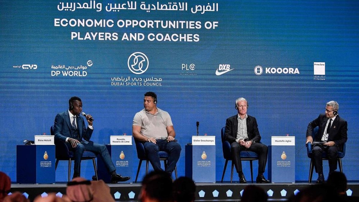 Ronaldo, flanqueado por Matuidi y Deschamps en el Congreso de los Globe Soccer en Dubai.-MARCO ALPOZZI / AFP-PHOTO