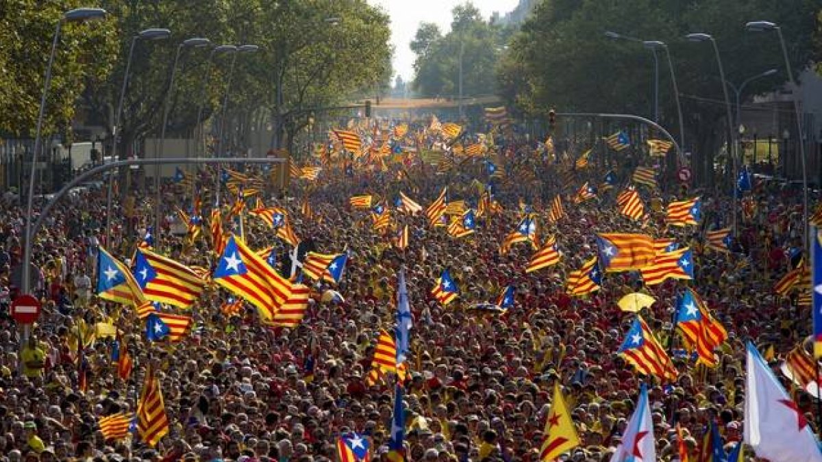 Multitud que ha formado la gran V de la Diada.-Foto: FERRAN NADEU