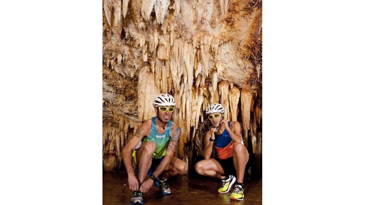 Jon Salvador y Javi Conde, en el interior de la cueva.-TWITTER / SPORT LIFE