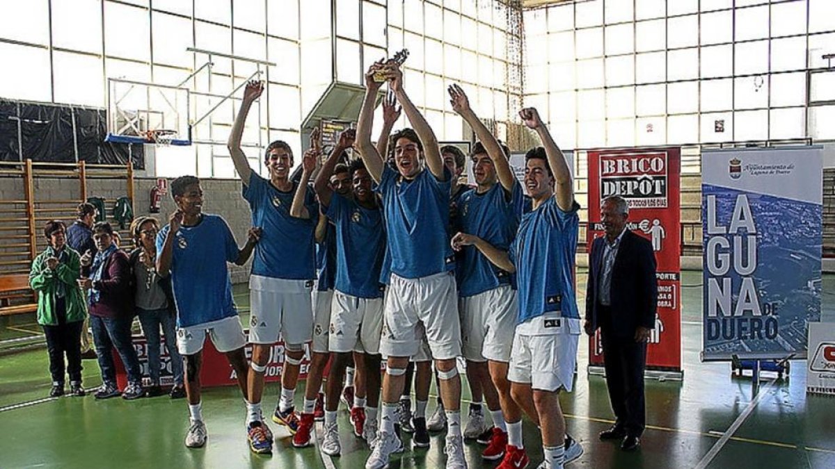 El Real Madrid cadete celebra el título logrado en Laguna.-EM