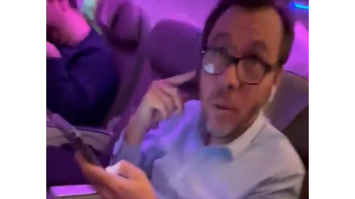 Óscar Puente, en el avión en el momento de ser increpado.-@wallstwolverine