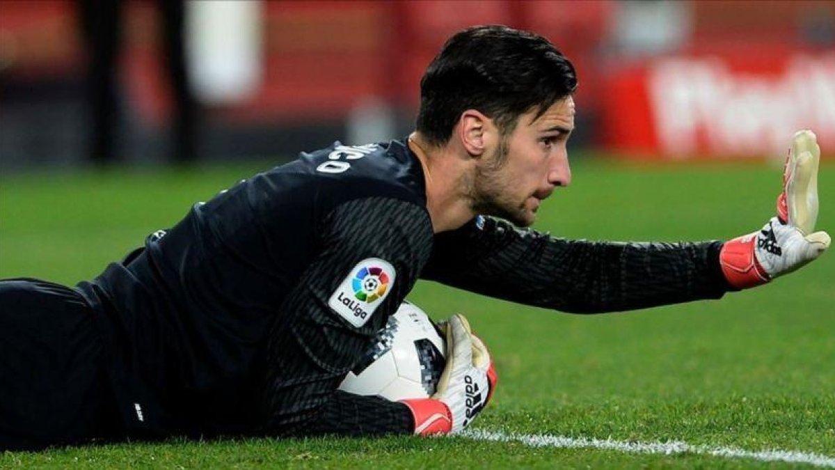 Sergio Rico, portero estrella del Sevilla.-AFP / CRISTINA QUICLER